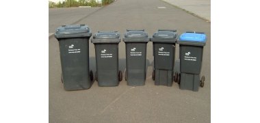 Restmülltonnen. Foto: EWW Tonnen in verschiedenen Größen.