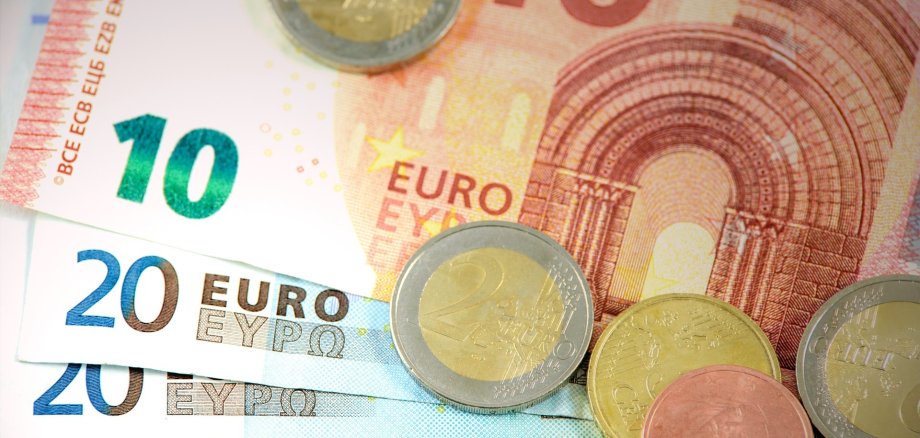 Mehrere Euro-Geldscheine und Münzen.