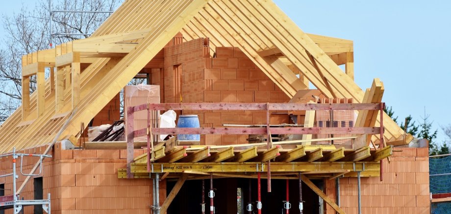 Die Abteilung Bauen und Umwelt gehört zur Kreisverwaltung. Foto: Pixabay Ein Haus im Rohbau-Zustand.
