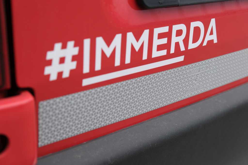 Aufschrift "#immerda" auf einem Fahrzeug des des Katastrophenschutzes. 