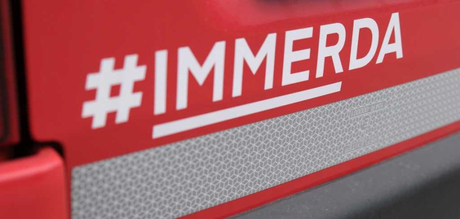 Aufschrift "#immerda" auf einem Fahrzeug des des Katastrophenschutzes. 