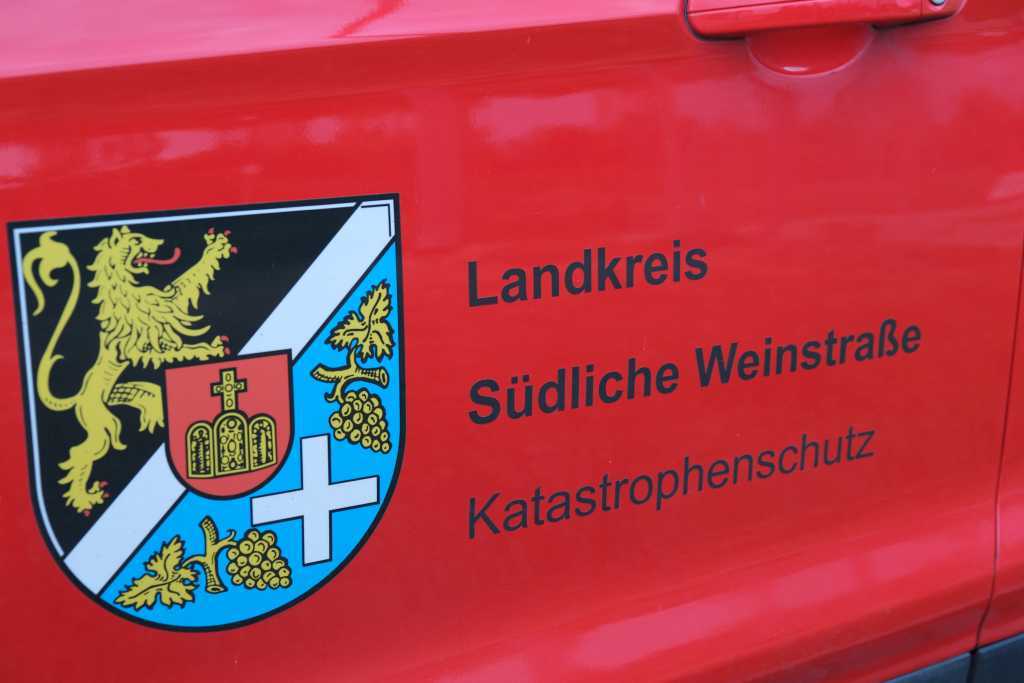 Katastrophenschutz Landkreis Südliche Weinstraße, Foto: KV SÜW Wappen und Schriftzug Katastrophenschutz Landkreis Südliche Weinstraße auf Einsatzfahrzeug.