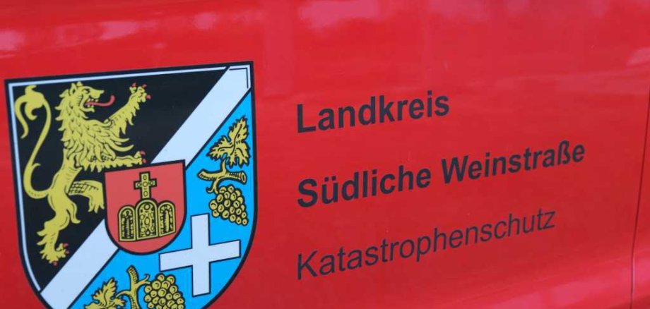 Wappen und Schriftzug Katastrophenschutz Landkreis Südliche Weinstraße auf Einsatzfahrzeug. 