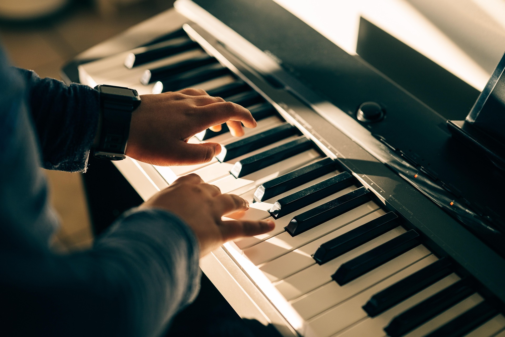 Klavierspielen. Symbolfoto: Yinet Gomez/Pixabay Zwei Hände über klaviertasten.