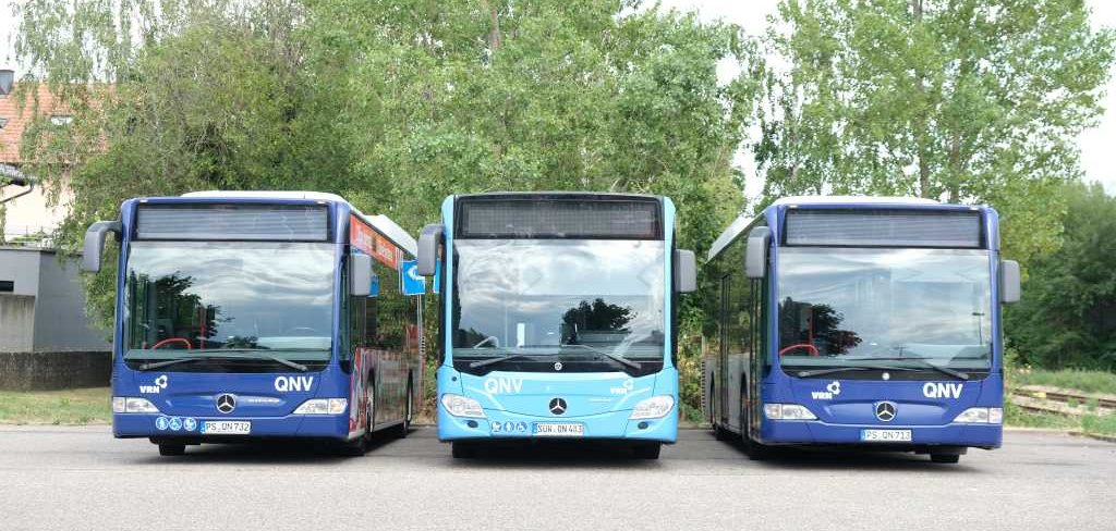Dank des neuen Fahrplans für den Schienenersatzverkehr können nun wieder alle regulären Anschlüsse erreicht werden. Foto: KV SÜW Drei Busse stehen nebeneinander.
