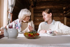 Das Referat Demografie gehört zur Kreisverwaltung SÜW. Foto: Pexels Eine ältere Frau und ein Mädchen sehen sich an.
