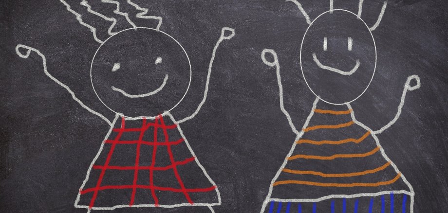 Gemalte Figuren auf einer Tafel. 