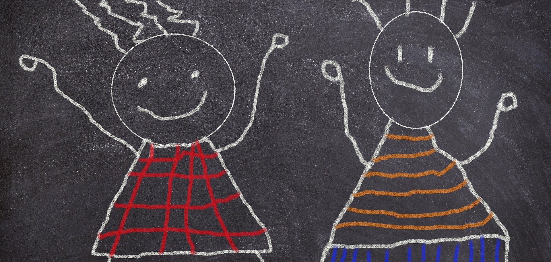 Gemalte Figuren auf einer Tafel. 