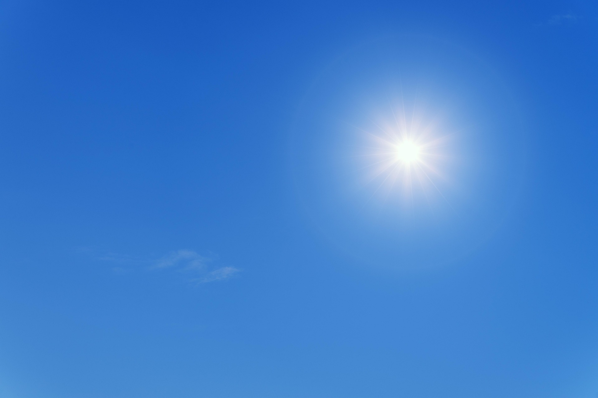 Die Sonne strahlt an einem wolkenlosen Himmel.