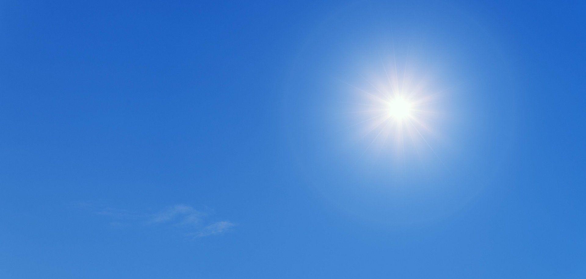 Die Sonne strahlt an einem wolkenlosen Himmel.