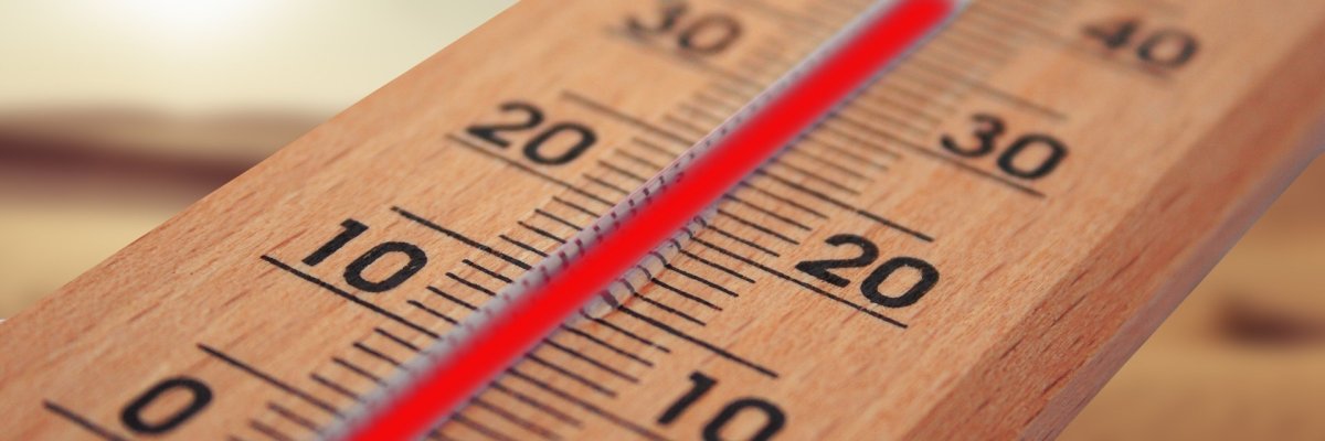 Die Temperaturen steigen durchschnittlich immer mehr. Foto: Pixabay Ein Holzthermometer in der Nahaufnahme zeigt Temperaturen von knapp 40 Grad an.