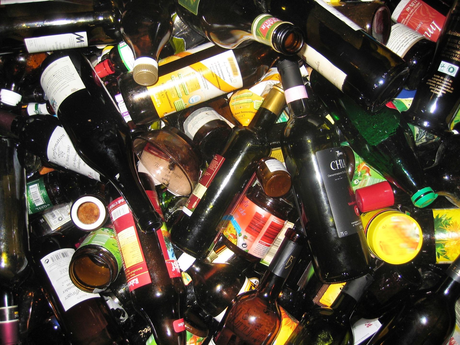 Altglas soll an den WertstoffWirtschaftszentren im Landkreis SÜW nur in haushaltsüblichen Mengen angeliefert werden. Größere Mengen sind vorab mit dem EWW abzustimmen. Symbolfoto: Pixabay Nahaufnahme von zahlreichen leeren Flaschen, die übereinander liegen.