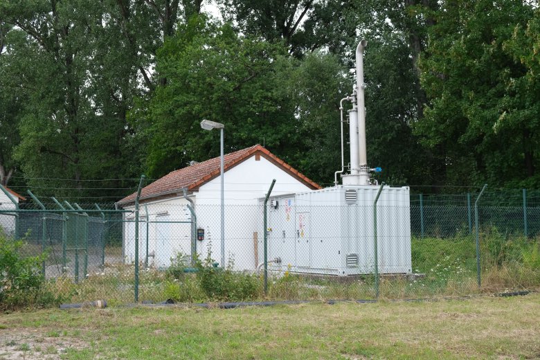 Macht von außen einen unscheinbaren Eindruck: Die Schwachgasanlage auf der Deponie Heuchelheim-Klingen. Foto: KV SÜW Ein weißes Häuschen mit Zaun drumherum.