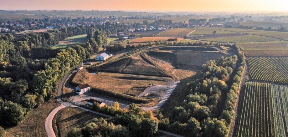 Eine größere Deponieanlage, umgeben von Weinbergen. 