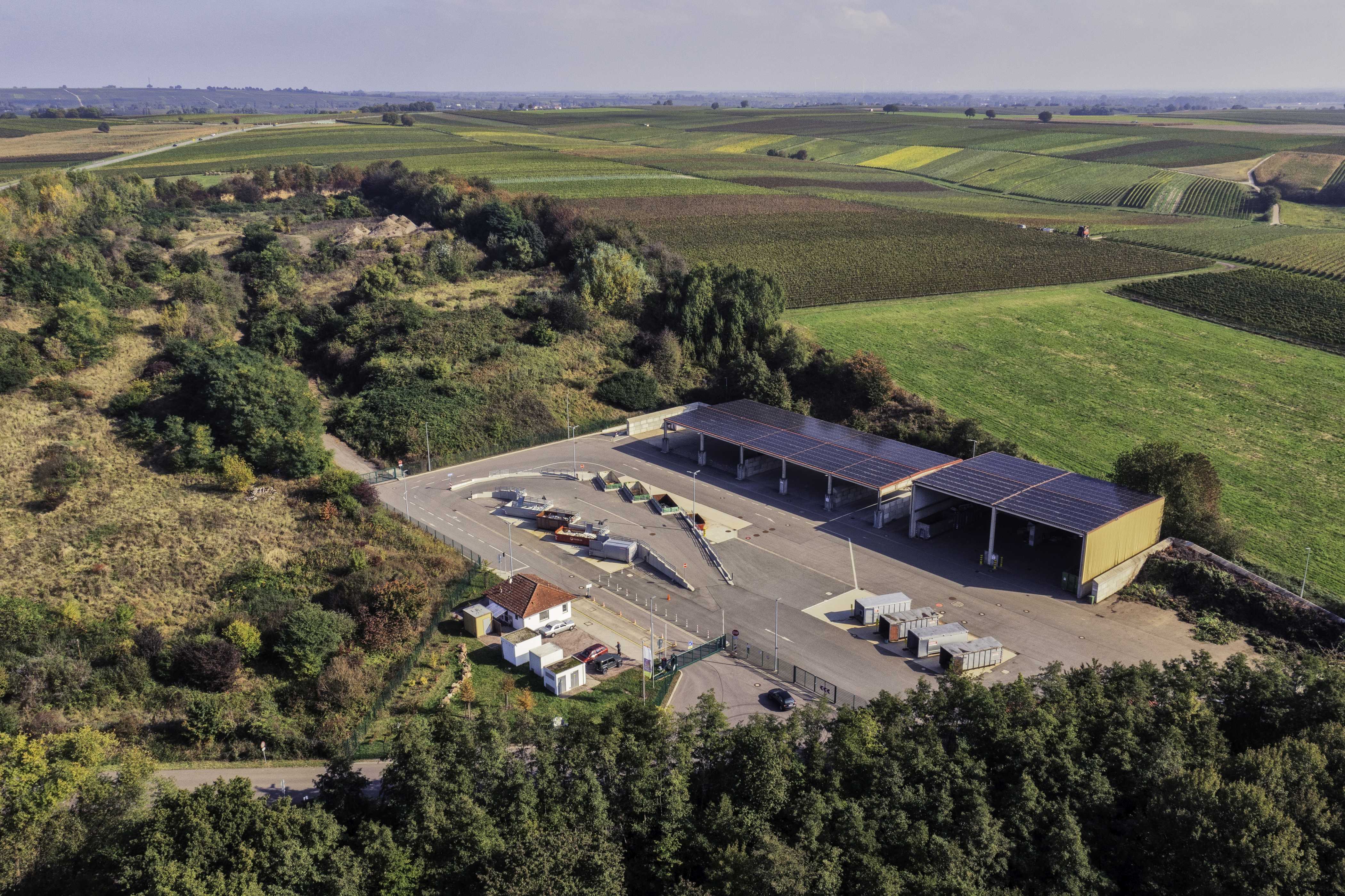 Luftaufnahme des Wertstoffwirtschaftszentrums Süd bei Billigheim-Ingenheim.