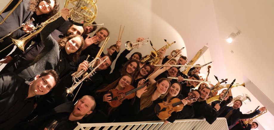 Mitglieder der Kreismusikschule beim Neujahrsempfang 2023. Foto: KV SÜW Mitglieder der Kreismusikschule beim Neujahrsempfang 2023 auf einer Treppe mit Instrumenten in den Händen.