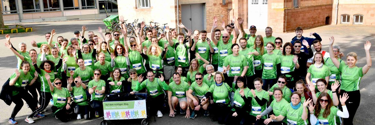 Läuferinnen und Läufer in grünen Shirts. 