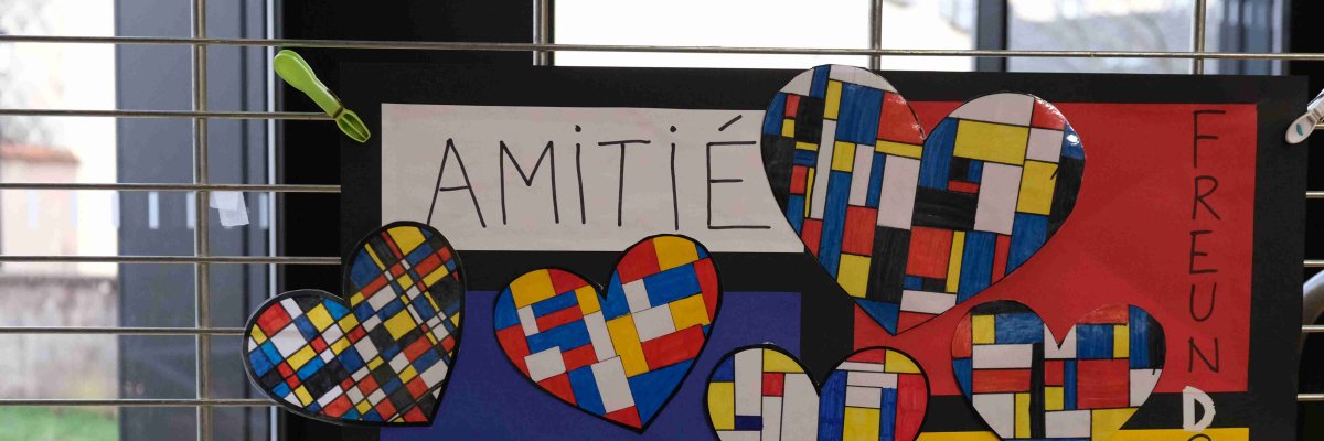 Herzen in den französischen und deutschen Nationalfarben. 