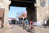 Großer Preis der Südlichen Weinstraße. Foto: KV SÜW Radrennfahrer fahren beim Großen Preis der Südlichen Weinstraße durch das Weintor in Schweigen-Rechtenbach.
