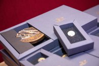 Sportehrennadel und -plakette des Landkreises Südliche Weinstraße.