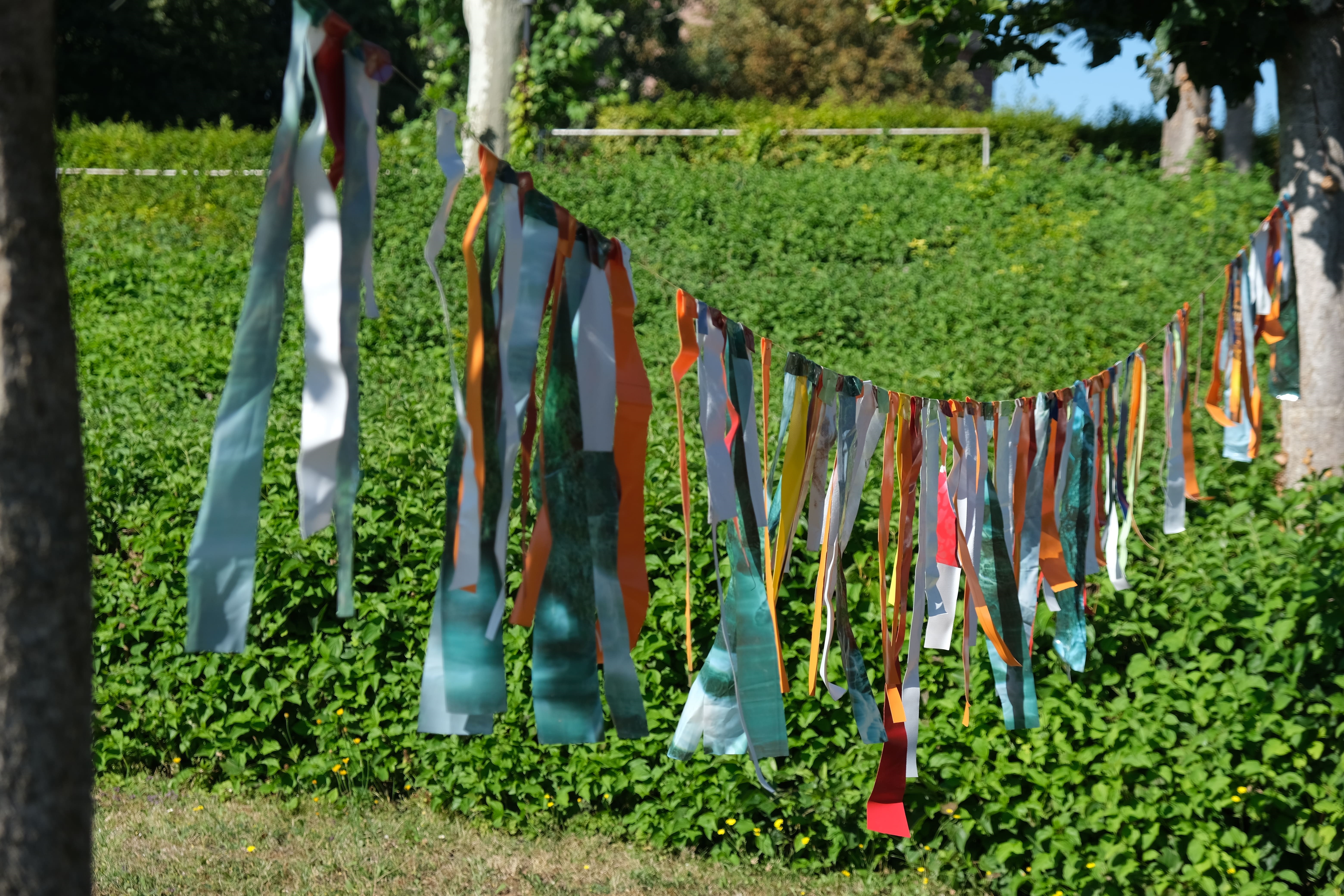 Bunte Fähnchen flattern beim Jugendtheaterfestival.