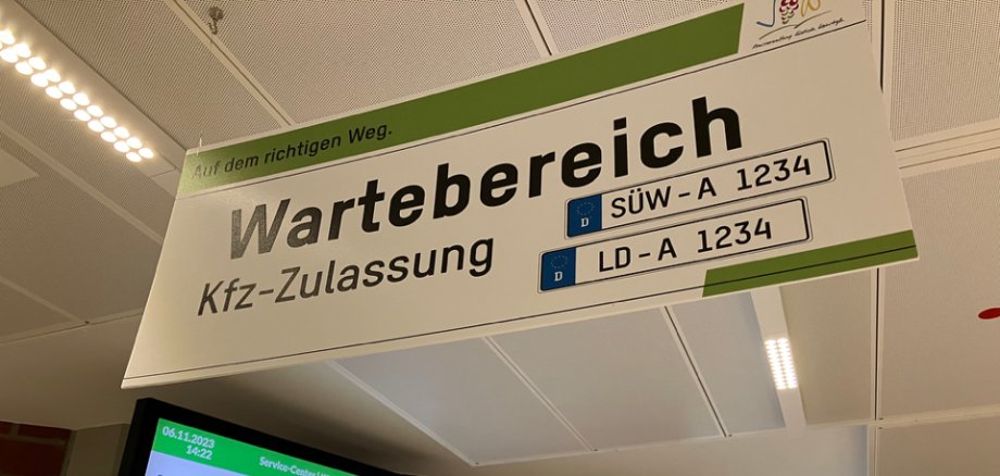 Der Wartebereich der Zulassungsstelle. Foto: KV SÜW Bildschirme zeigen Wartenummern an.