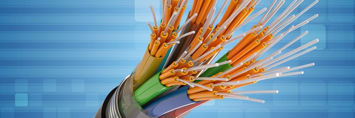 Darstellung eines Glasfaserkabels mit vielen farbigen Lichtleitern vor einem blauen, technisch wirkenden Hintergrund.