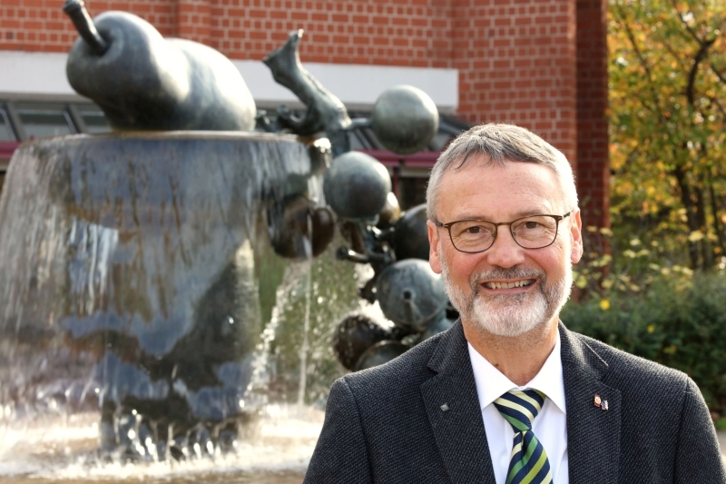 Kreisbeigeordneter Kurt Wagenführer im Porträt vor dem Kreishaus der Kreisverwaltung Südliche Weinstraße am 28.10.2019.