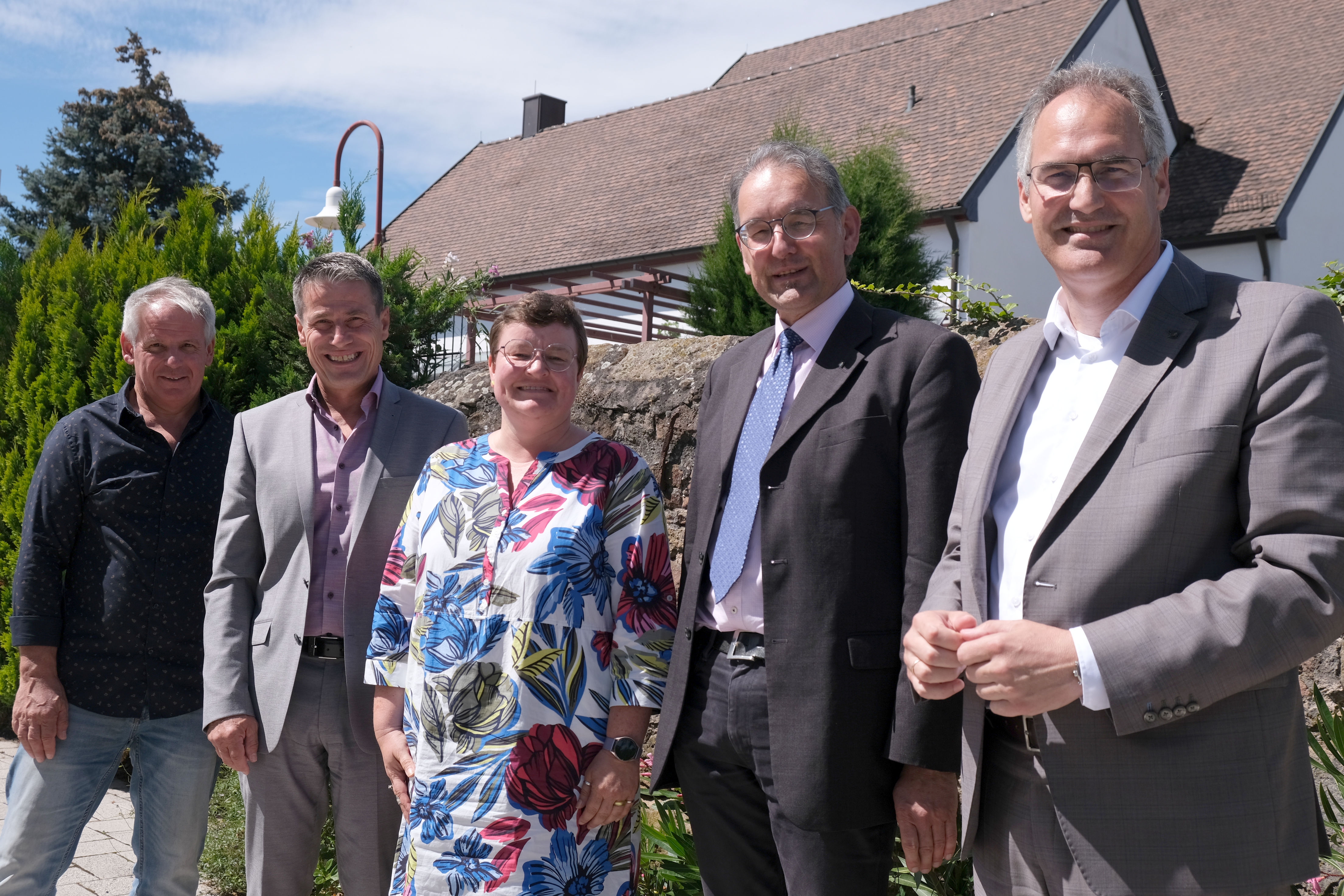 Fünf Personen im Freien.