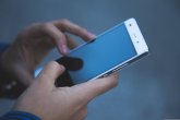 Links. Symbolfoto: Pexels Nahaufnahme eines Smartphones, das von einer Person in beiden Händen gehalten und über den Touchscreen bedient wird.