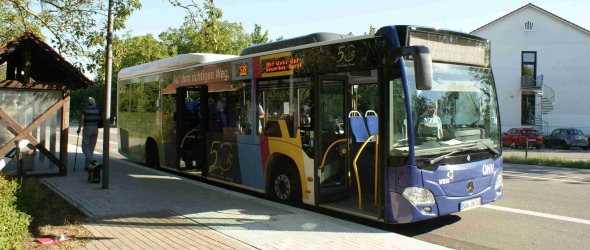 Die Kreisverwaltung SÜW ist mit dem Bus erreichbar. Foto: KV SÜW Ein Bus steht an der Haltestelle.
