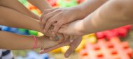 Hände. Foto: Pixabay Kinderhände, die übereinander liegen.