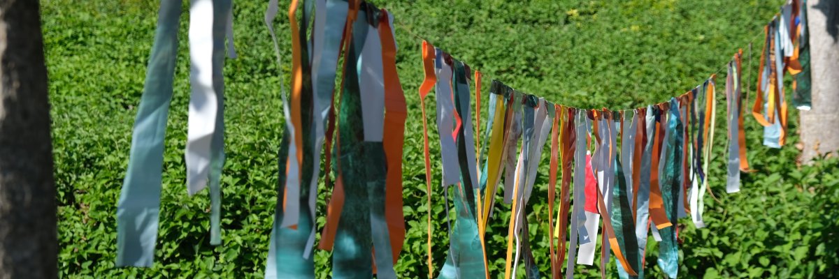 Bunte Fähnchen flattern beim Jugendtheaterfestival.