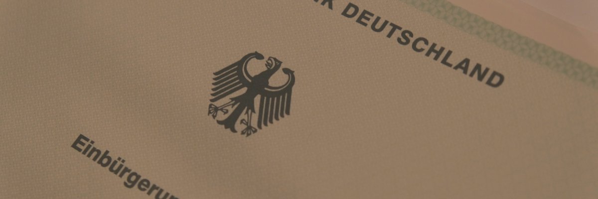 Einbürgerungsurkunde. Foto: KV SÜW Nahaufnahme einer Einbürgerungsurkunde der Bundesrepublik Deutschland.