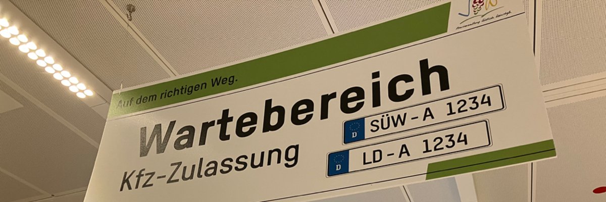 Bildschirme zeigen Wartenummern an. 