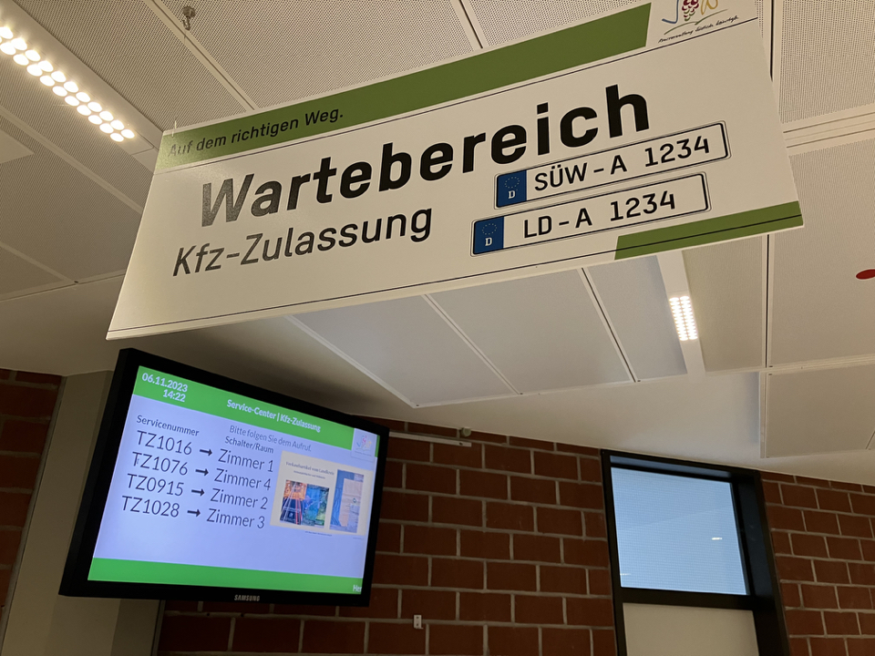 Der Wartebereich der Zulassungsstelle. Foto: KV SÜW Bildschirme zeigen Wartenummern an.