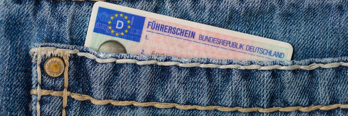 Führerschein. Symbolbild: Pixabay Der obere Teil eines EU-Kartenführerscheins ragt aus der Tasche einer Jeanshose heraus.