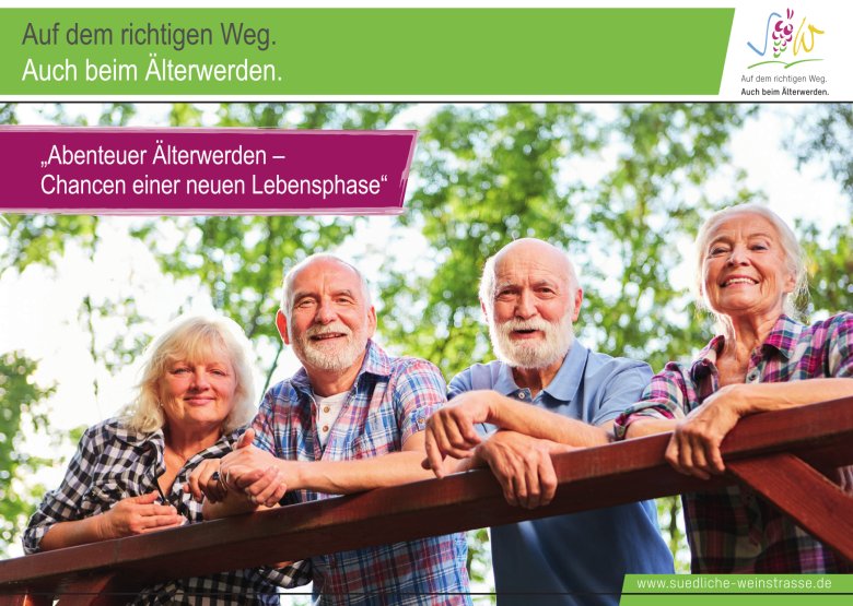 Marktplatz der Begegnung 2025. Grafik: KV SÜW Informationspostkarte der Kreisverwaltung Südliche Weinstraße zum Markplatz der Begegnung 2025 mit dem Motto "Auf dem richtigen Weg. Auch beim Älterwerden". Das Bild zeigt vier ältere Menschen, die lächelnd an einem Holzgeländer im Grünen lehnen.